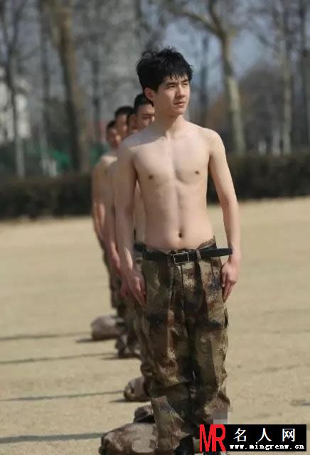 《真正男子汉》曝光半裸男子汉剧照 杜海涛大肚出镜(1)