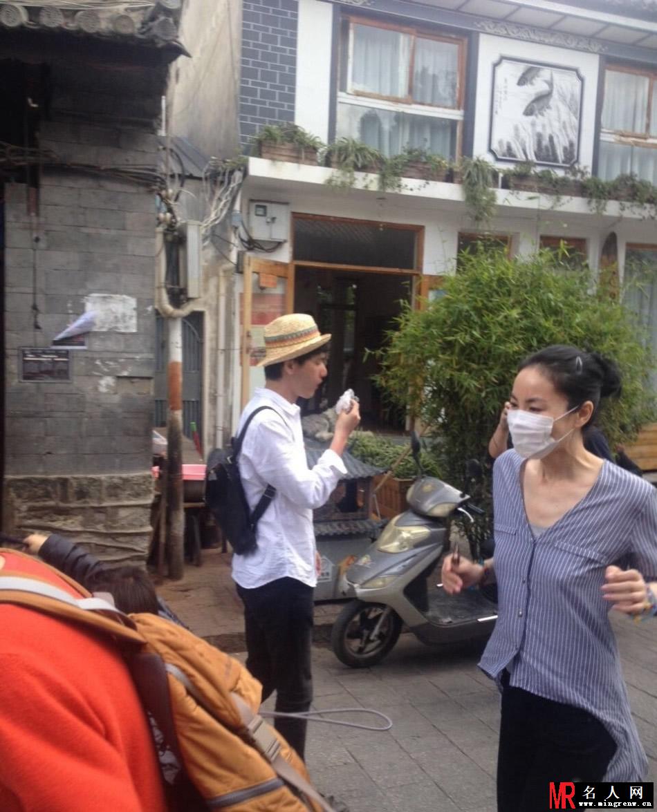 天后王菲携女儿李嫣出游 遭路人疯狂拍摄(1)