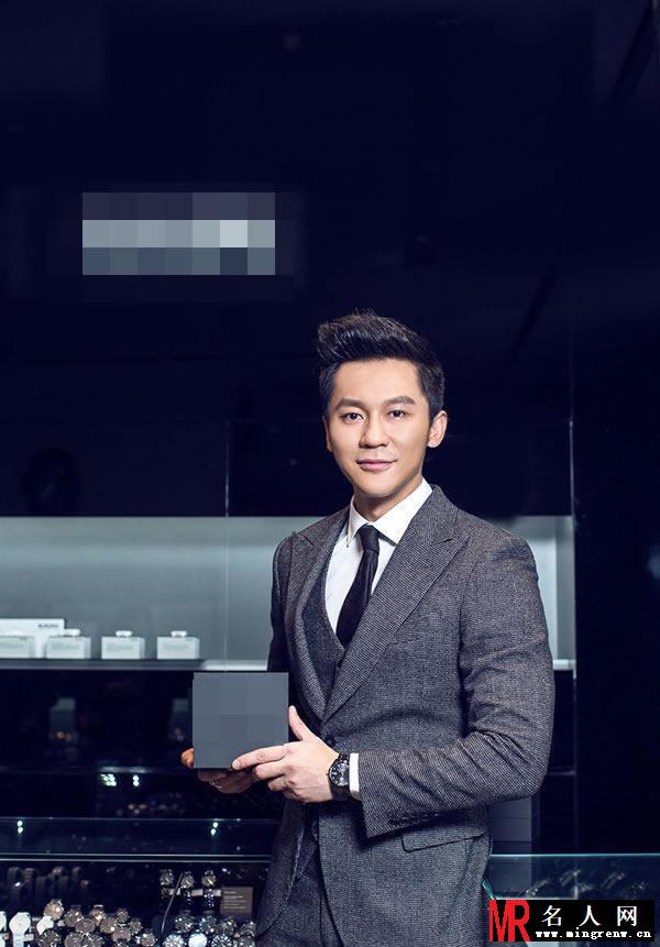 李晨帅气出席活动 手捧玫瑰祝福满满(1)