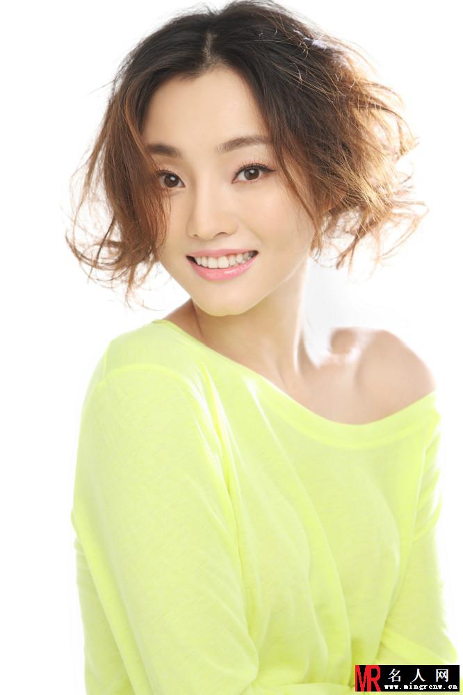 刘芊含甜美写真 香肩微露小秀性感(1)