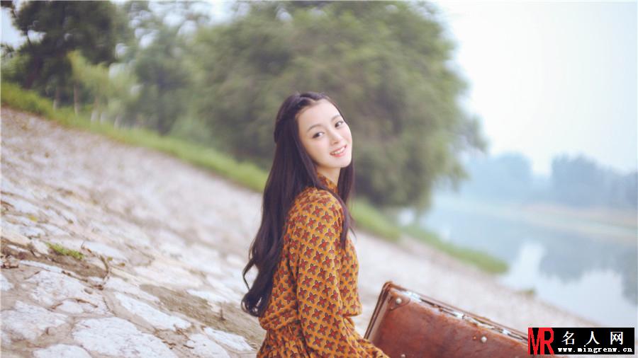 王瑞子秋日浪漫写真 长发飘飘闲适温暖(1)