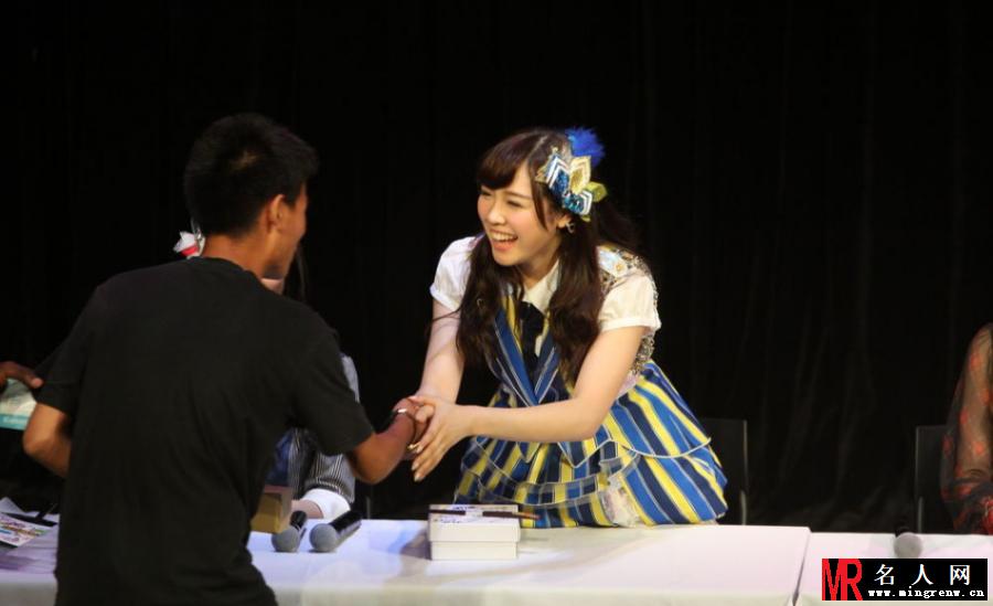 AKB48空降上海获宅男追捧 着女仆装甜美现身(1)