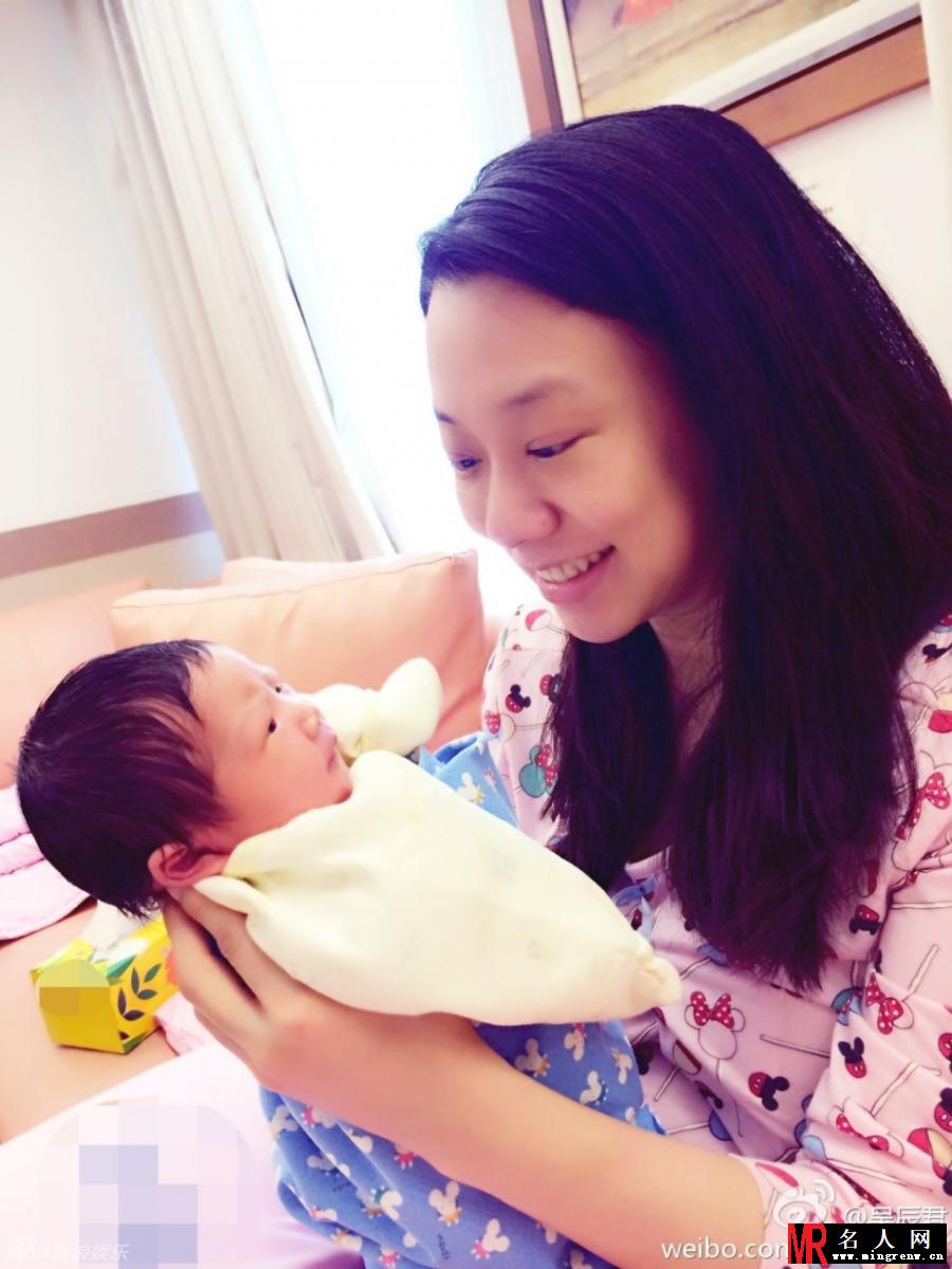 吴辰君微博晒女 素颜出镜显臃肿(1)