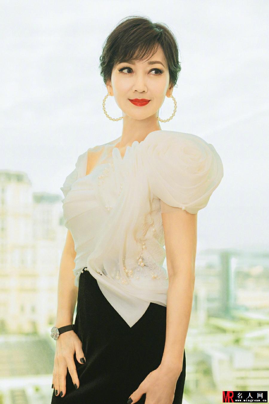 赵雅芝最新黑白礼服写真 气质高贵大方(1)