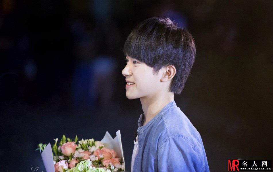 TFBOYS加盟《偶像来了》手捧鲜花见女神(1)