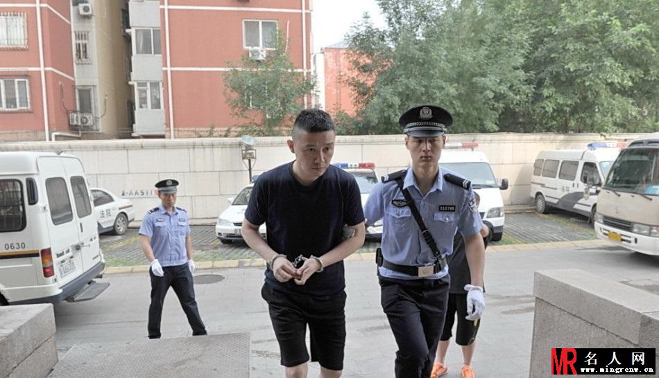 张博容留张博吸毒案将开庭 被提押至法院(1)