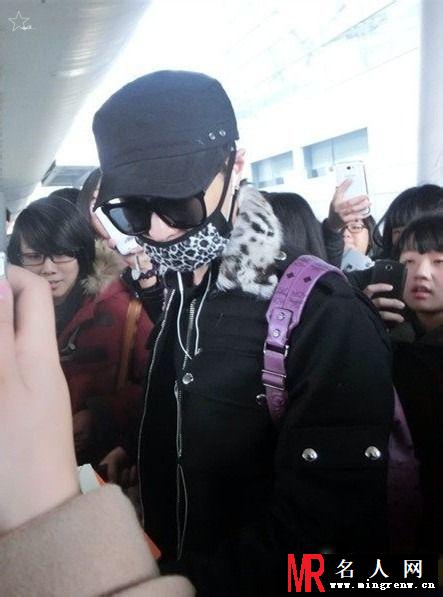 EXO张艺兴2014年1月仁川飞长沙机场帅气全程严密武装(1)