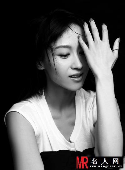 练束梅黑白质感写真 沉静素雅显气质(1)