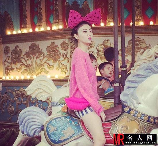 景甜游乐园卖萌 大露美腿可爱性感(1)