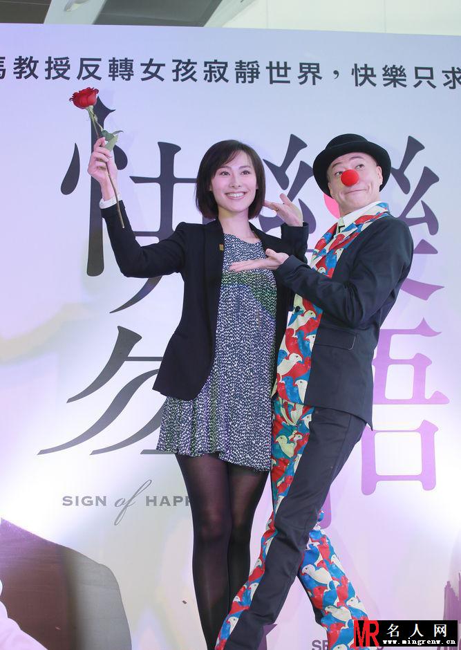 梁洛施着黑丝娇俏亮相 落座不慎尴尬走光(1)