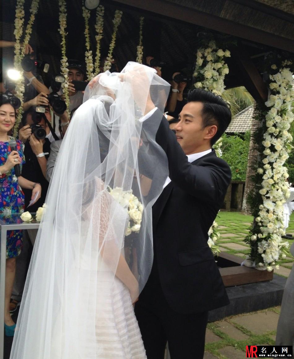 杨幂刘恺威甜蜜大婚 当众热吻羡煞众人(1)