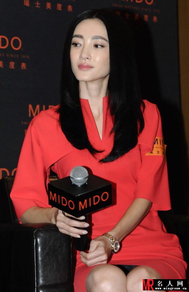 王丽坤红裙亮相秀美腿 尴尬走光遭揩油(1)