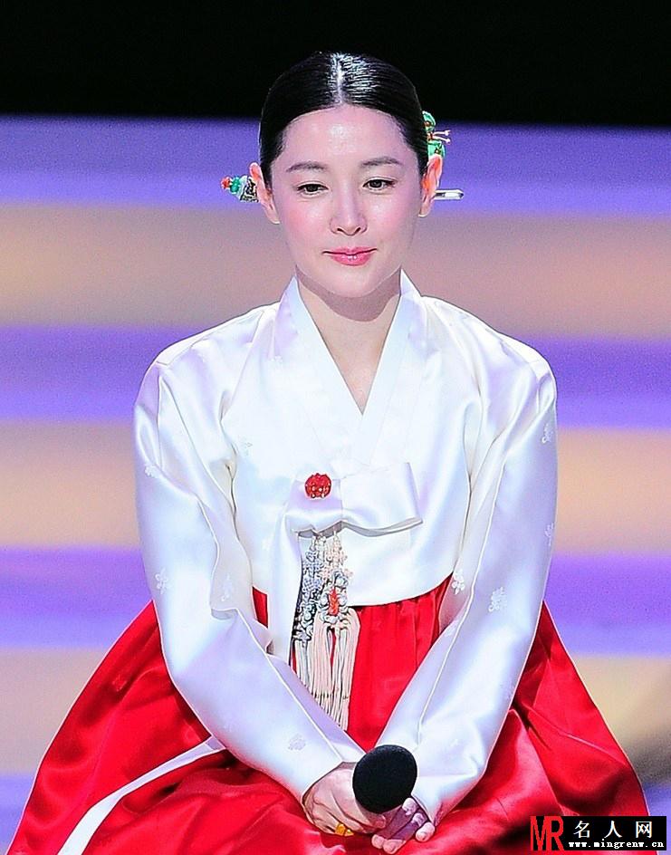 李英爱10年后再扮大长今 唯美亮相惊艳全场(1)