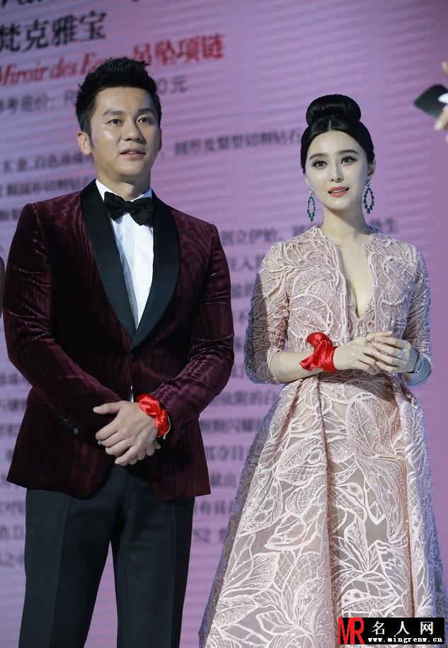 芭莎明星慈善夜内场 众星分组竞技自拍上瘾(1)