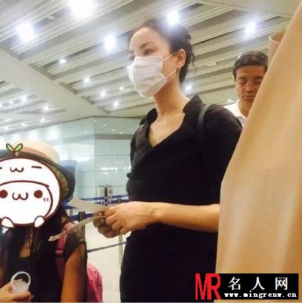 王菲携女儿李嫣现身机场 网友大呼女神好美(1)