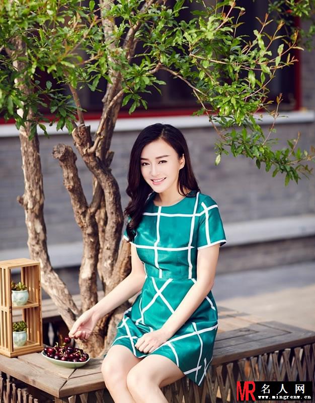 秦岚亲近自然写真 清新优雅美丽动人(1)