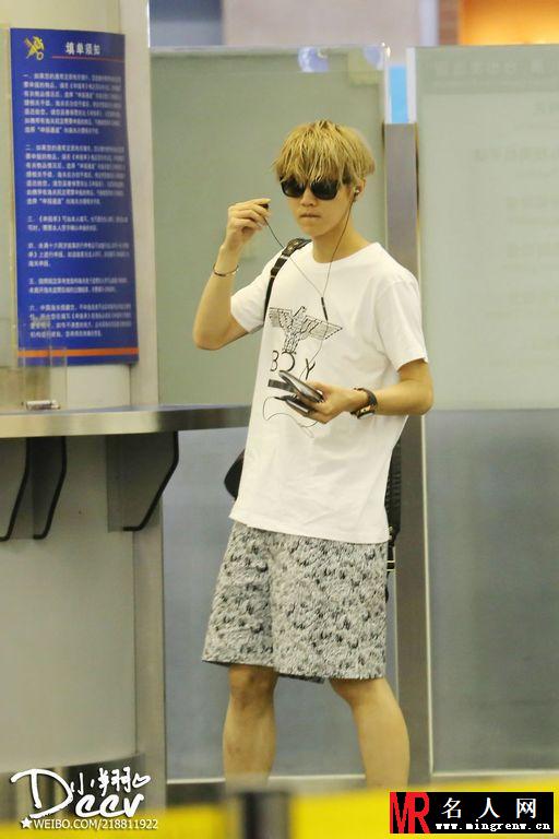 2014年7月EXO北京飞韩国金浦机场写真鹿晗图片 小王子阳光帅气(1)