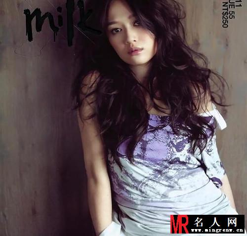 陈乔恩身穿DKNY牛仔 展现小女人的春日魅力(1)
