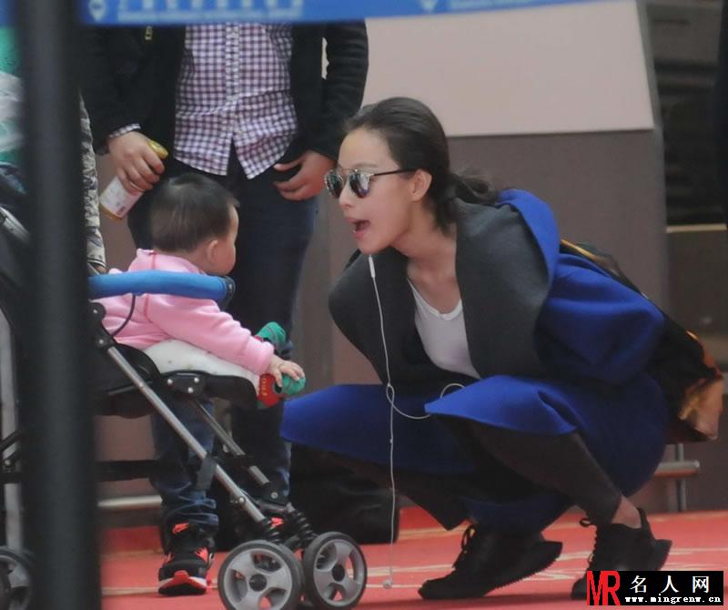 倪妮机场被偷拍大汇总 跟可爱婴儿卖萌互动(1)