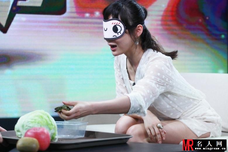 袁姗姗出席访谈节目 网友称搞怪萌萌哒(1)