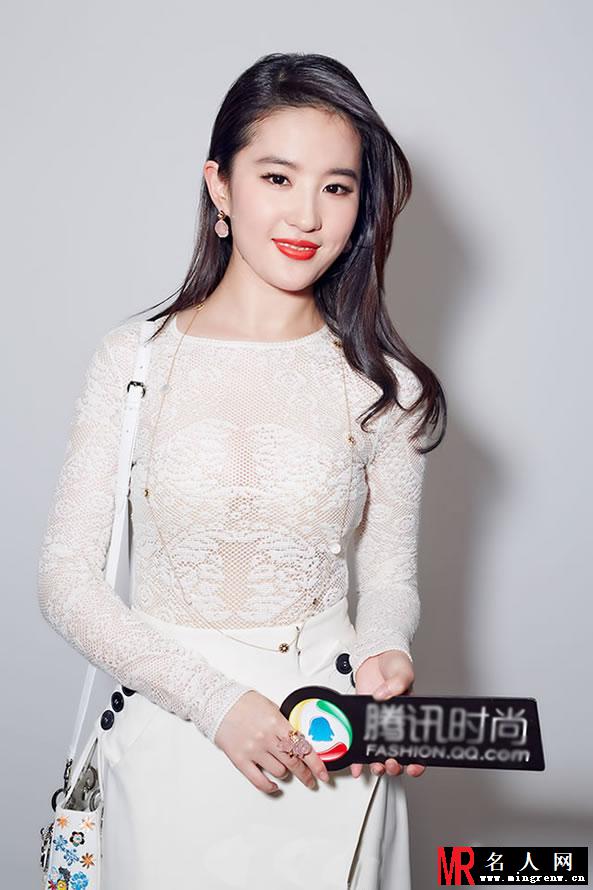 刘亦菲《第三种爱情》写真 烈焰红唇显诱惑(1)