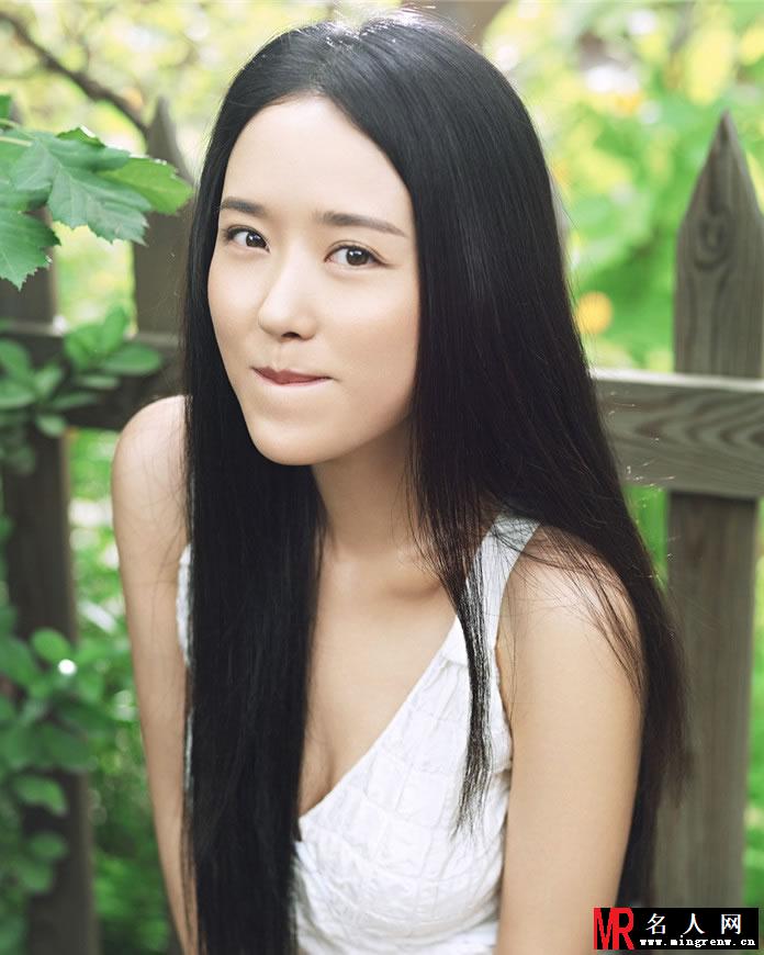 颜丹晨田园写真曝光 大展笑颜娇美动人(1)