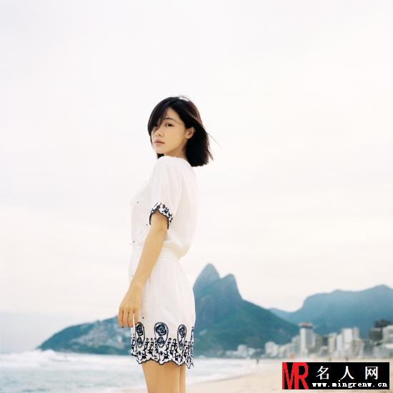 邓家佳海边清新写真 低头微笑文艺气息十足(1)