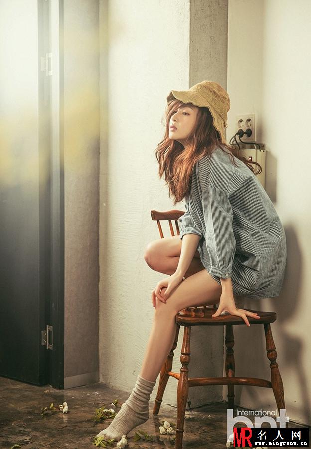 姜素拉淡雅写真 朱唇微启手捧黄花(1)