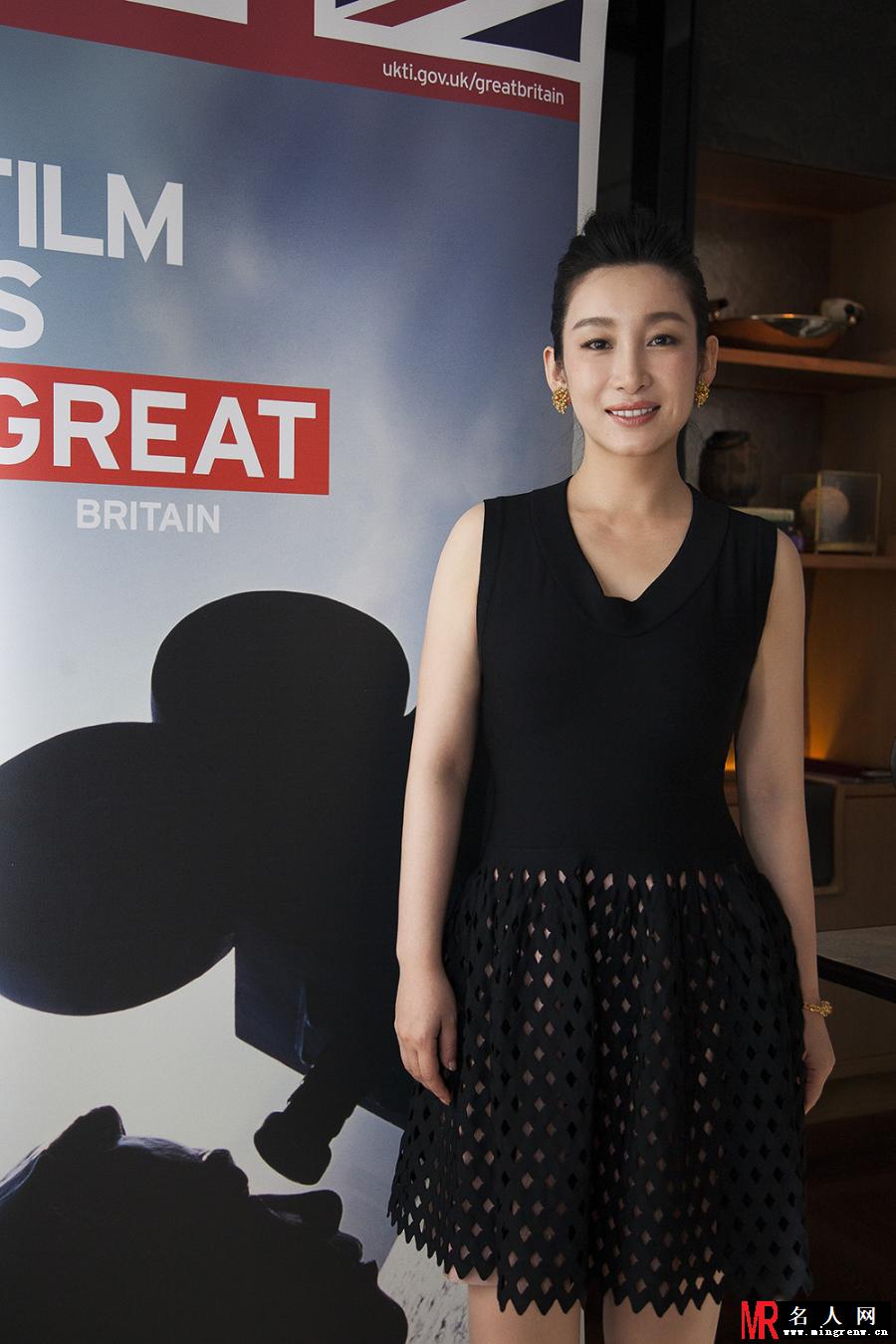 秦海璐黑色短裙优雅现身 担任中英电影大使(1)