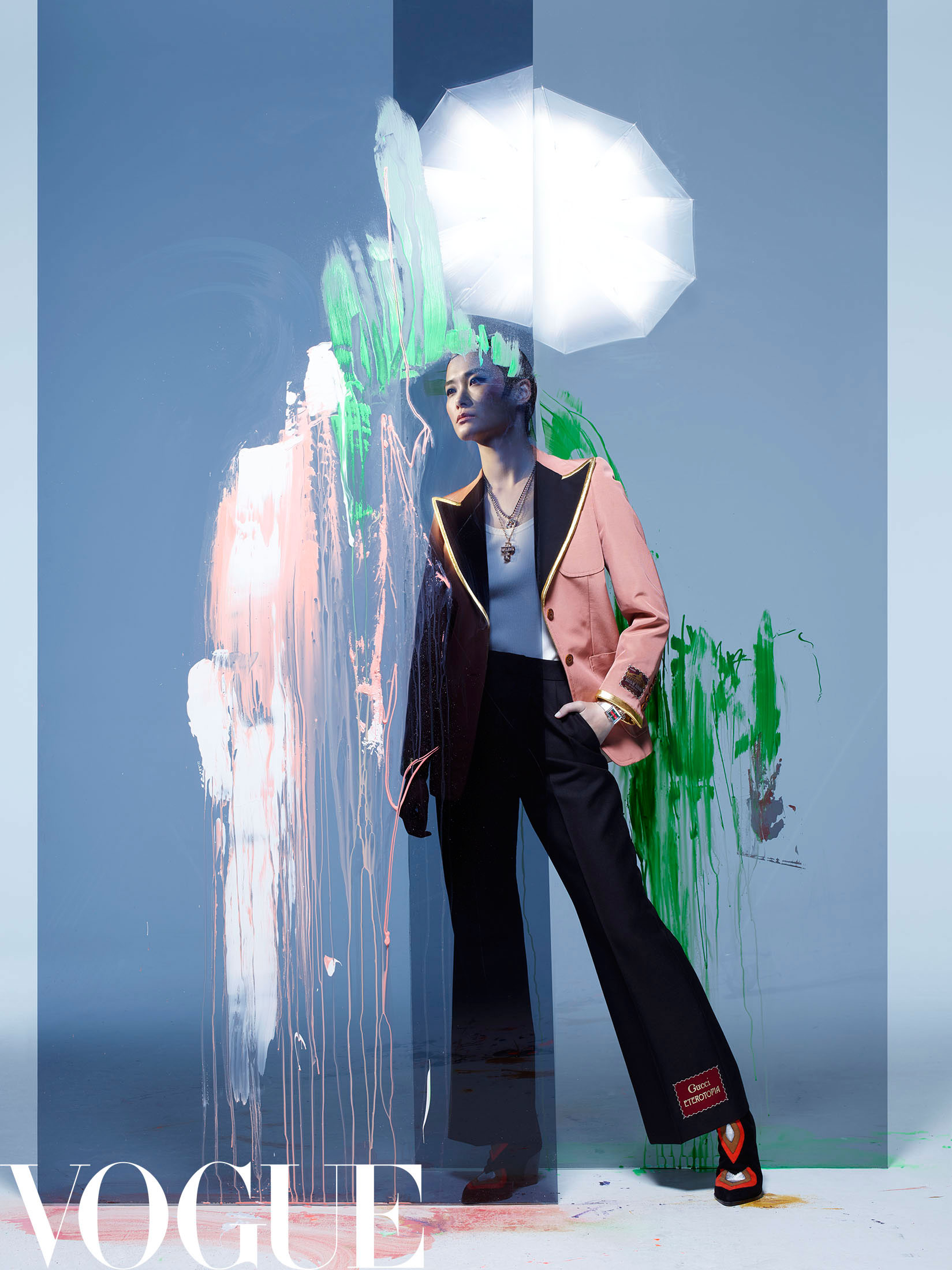 李宇春登《VOGUE》三月刊封面 视觉风格别具一格(1)