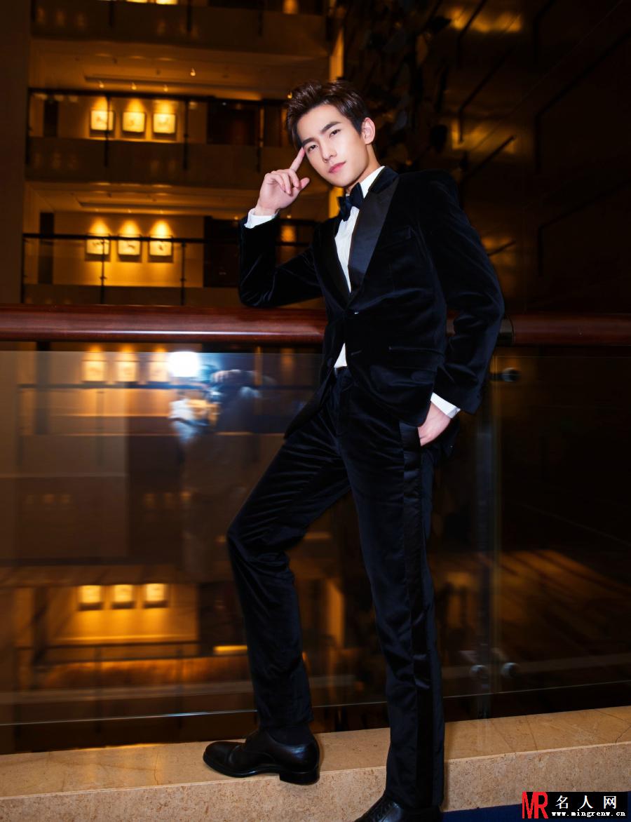 杨洋最新西服写真 一个大写的帅(1)