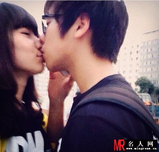 歌手解晓东儿子和女友亲密合照曝光(1)