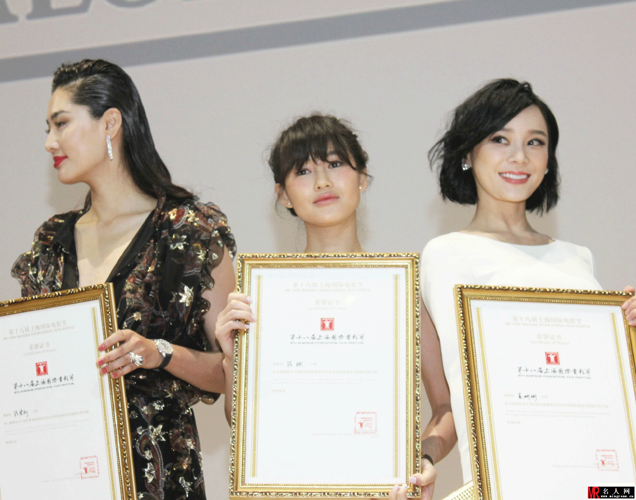 《煎饼侠》亮相上影节 大鹏护花袁姗姗柳岩两女神镇毯(1)