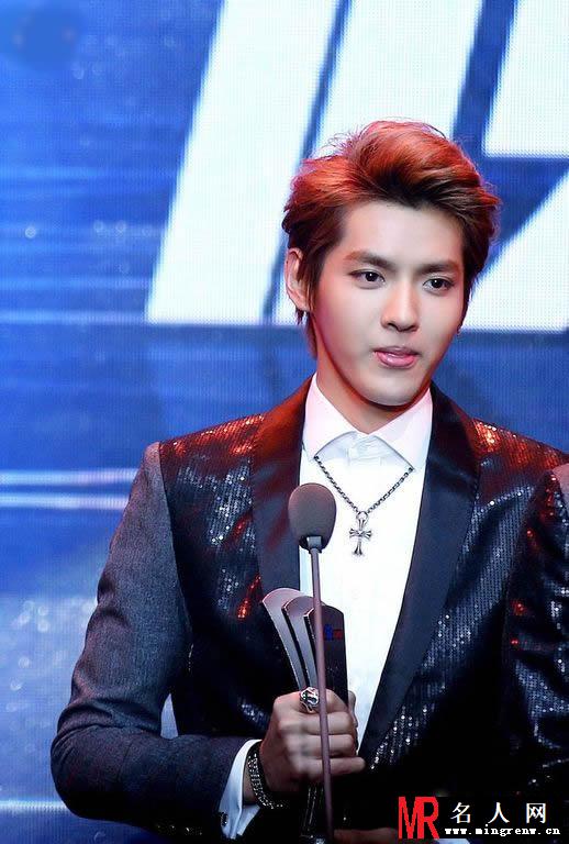 吴亦凡2013年百度沸点获奖 手持奖杯帅气发表获奖感言(1)