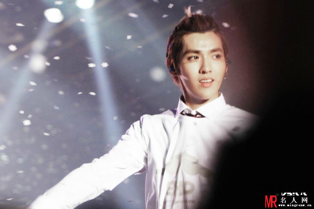 吴亦凡2013年SMWEEK与粉丝欢度周末演唱大赏休闲装扮帅气(1)