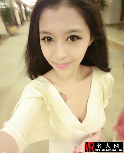 谢雨欣女儿近照曝光 袒胸露乳性感十足(1)