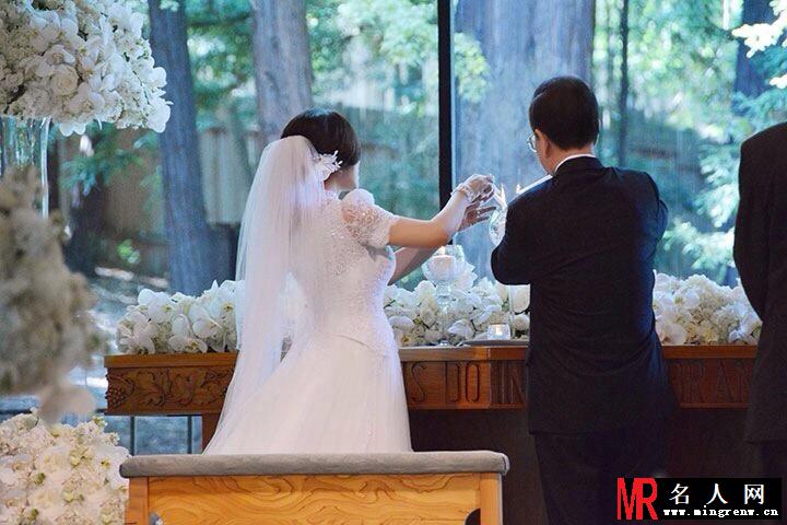 刘晓庆结婚一周年 再披婚纱似美娇娘(1)