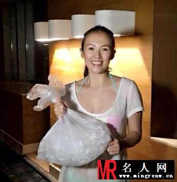 章子怡接受冰桶挑战 不介意为公益湿身(1)