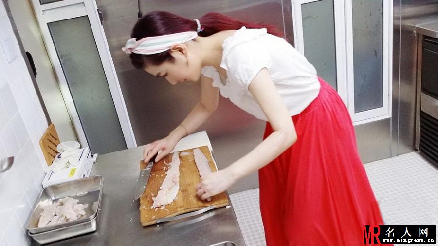Selina变身美厨娘 与龙虾亲密接触(1)