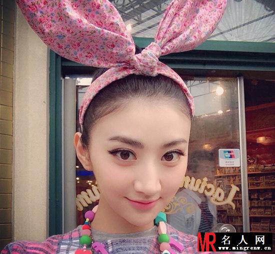 景甜游乐园卖萌 大露美腿可爱性感(1)
