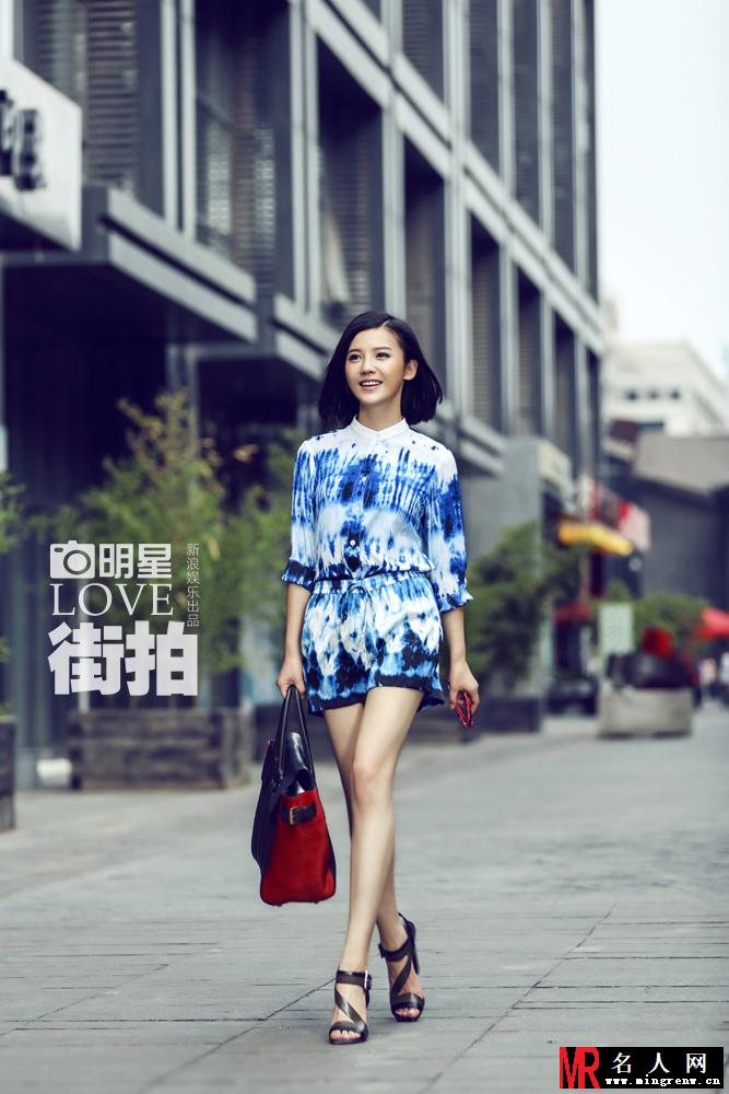 杨子姗时尚街拍曝光 利落短发诠释多维度美(1)