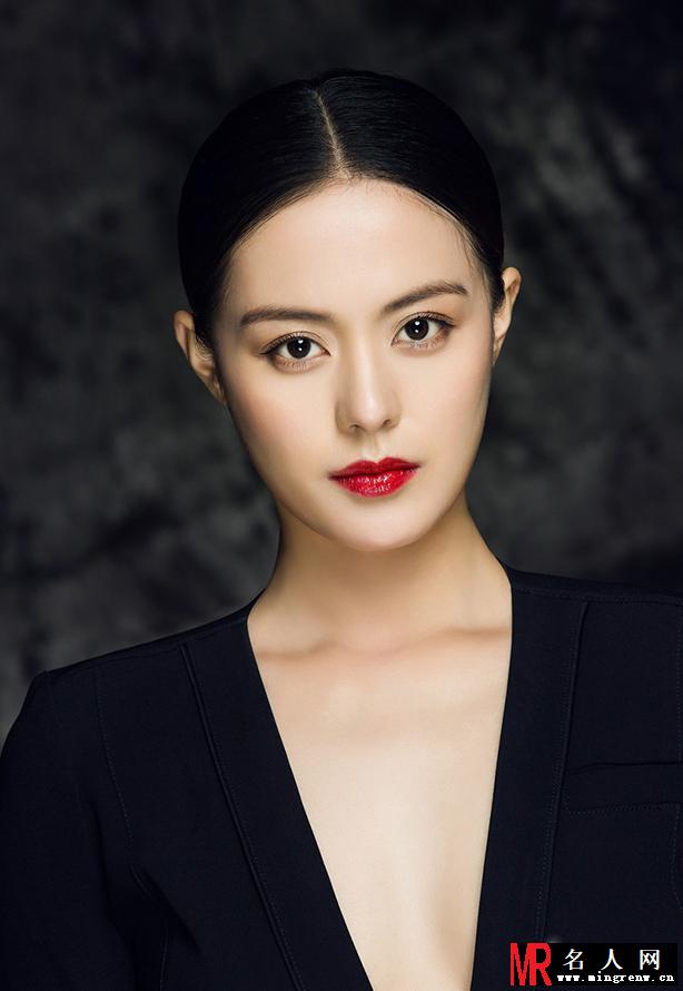 王力可红唇魅惑写真 深V大秀美胸(1)