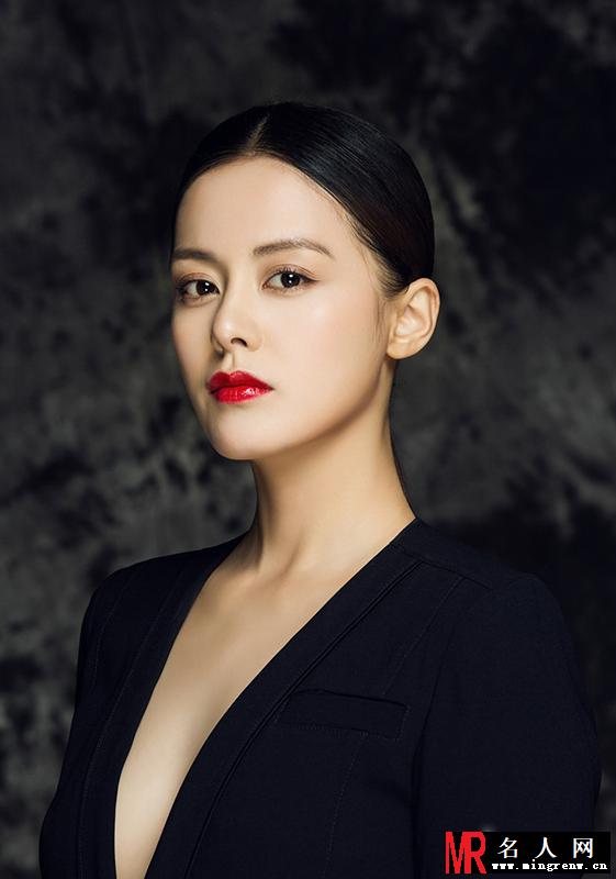 王力可红唇魅惑写真 深V大秀美胸(1)