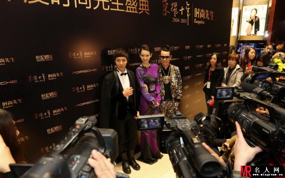 戚薇亮相时尚先生典礼红毯 裙子过长险绊倒(1)