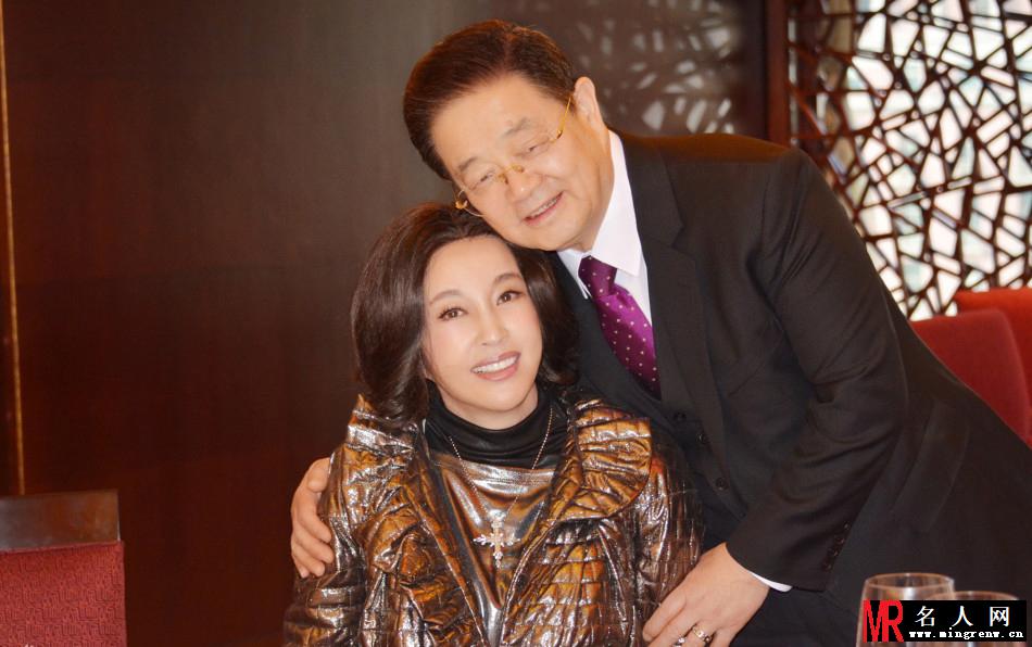 刘晓庆婚后首次庆生现场照曝光 与丈夫大秀恩爱(1)