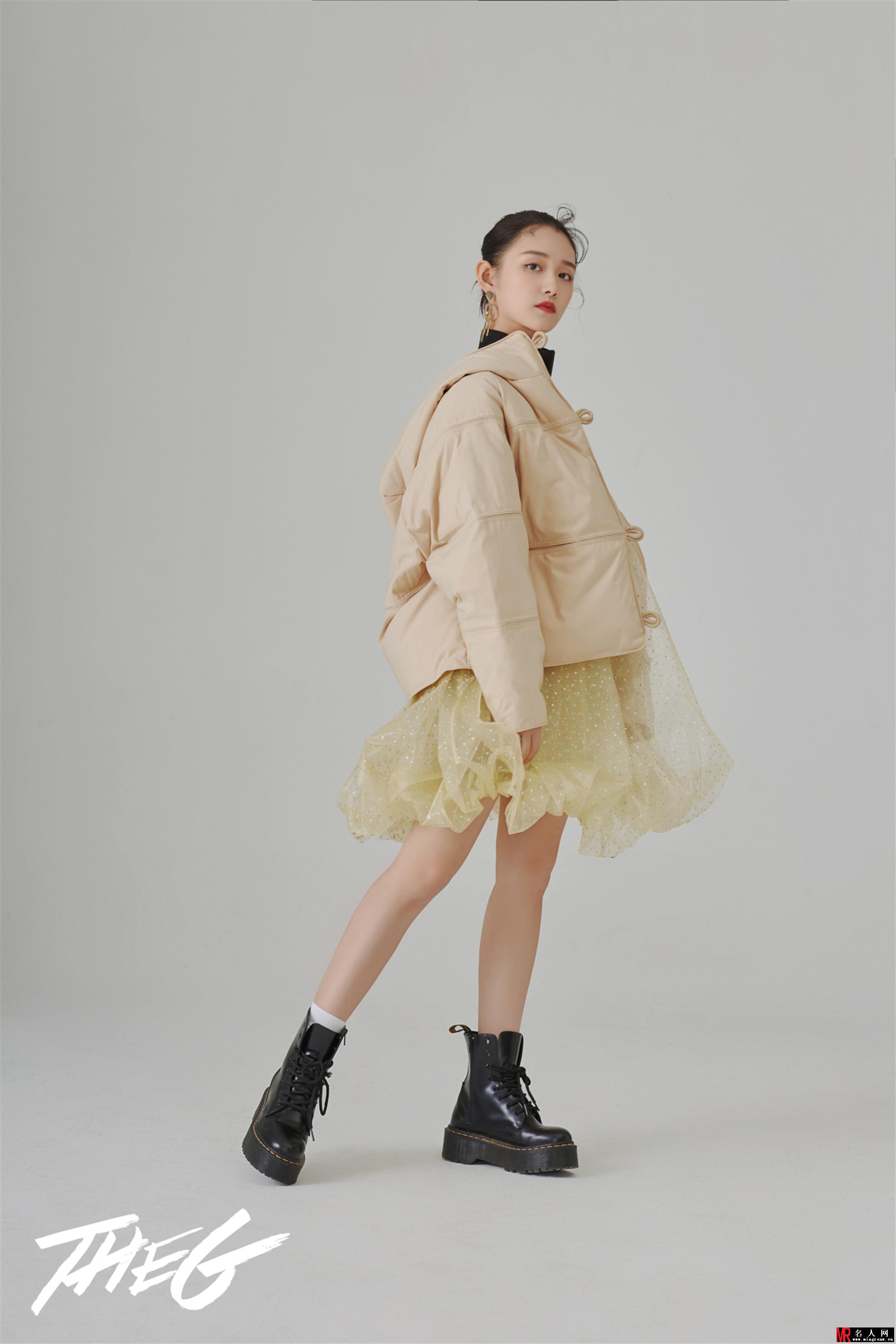 蒋依依“重返爱丽丝”时尚大片 鬼马俏皮探索世界(1)