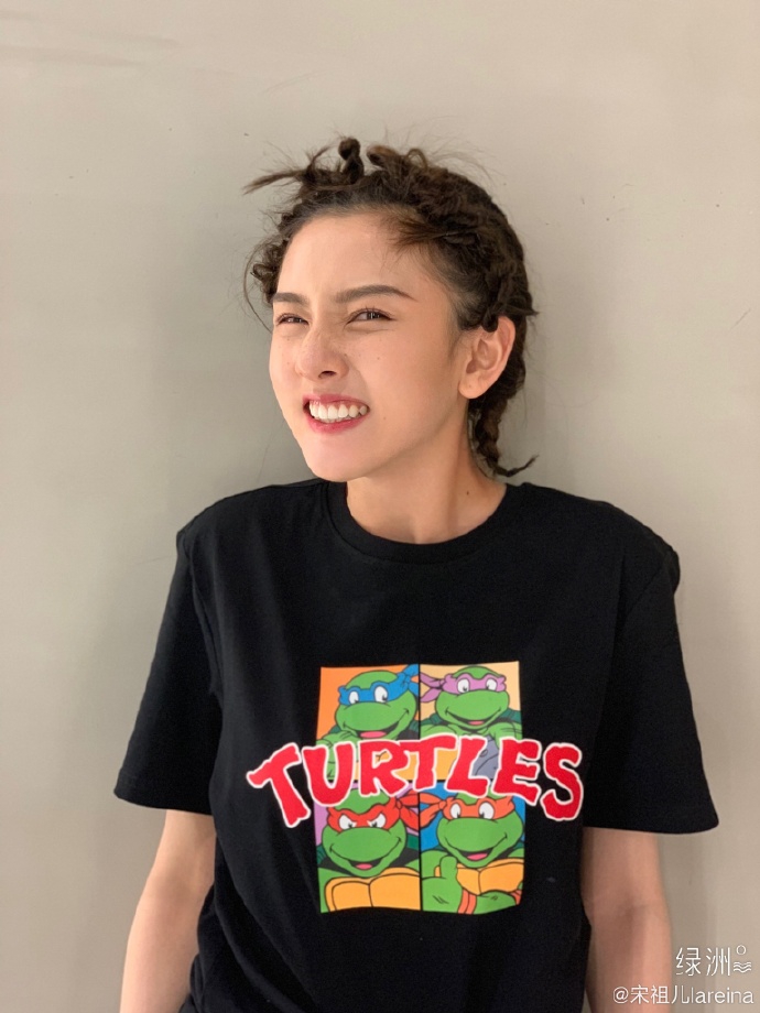 宋祖儿家居生活照 扮鬼脸超古灵精怪(1)