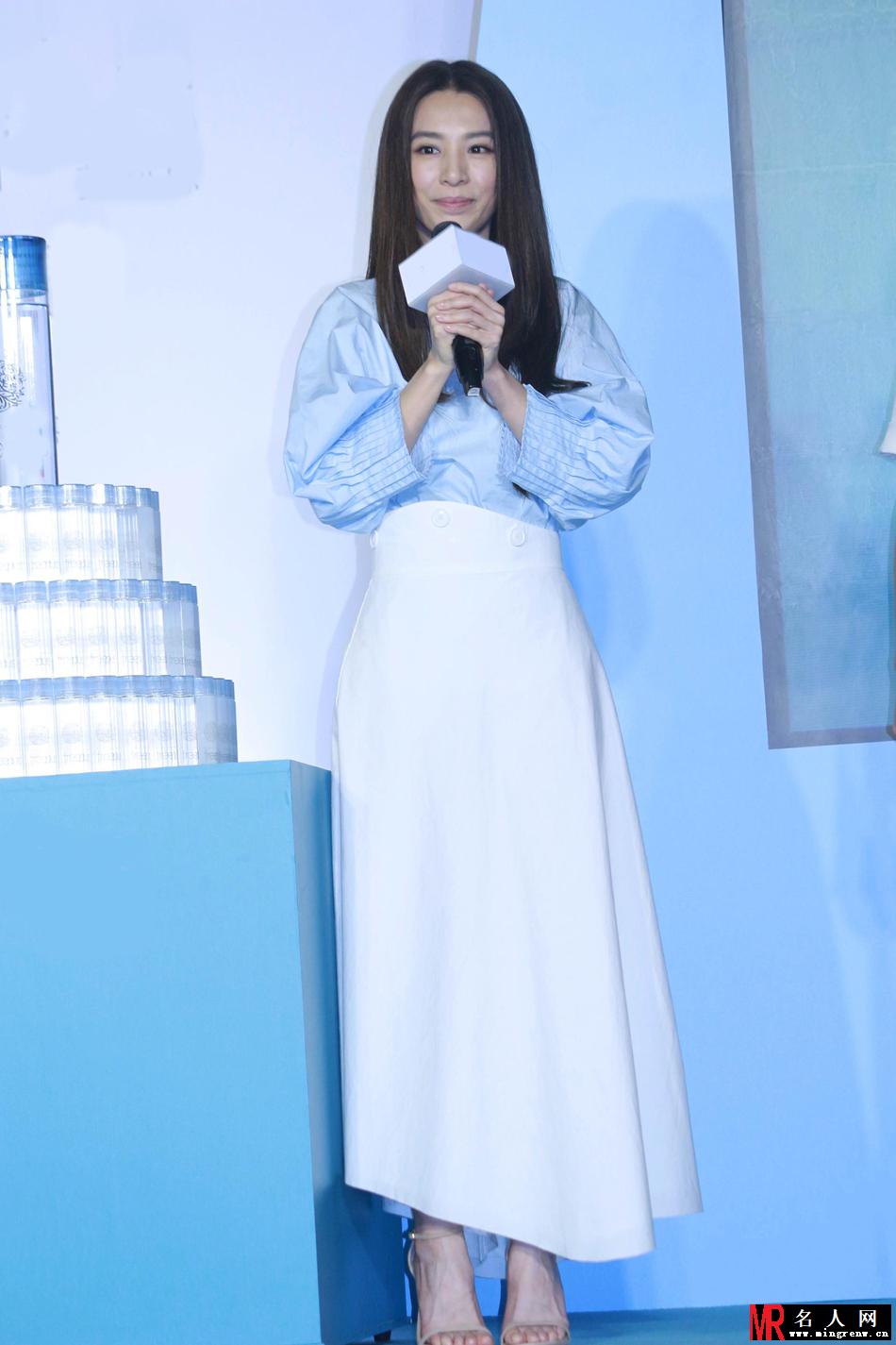 田馥甄浅蓝衬衫搭白色半身裙出席活动 笑容甜美气质爆棚(1)