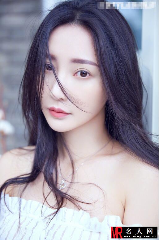 柳岩晒美照秀香肩 网友高呼又变脸了(1)