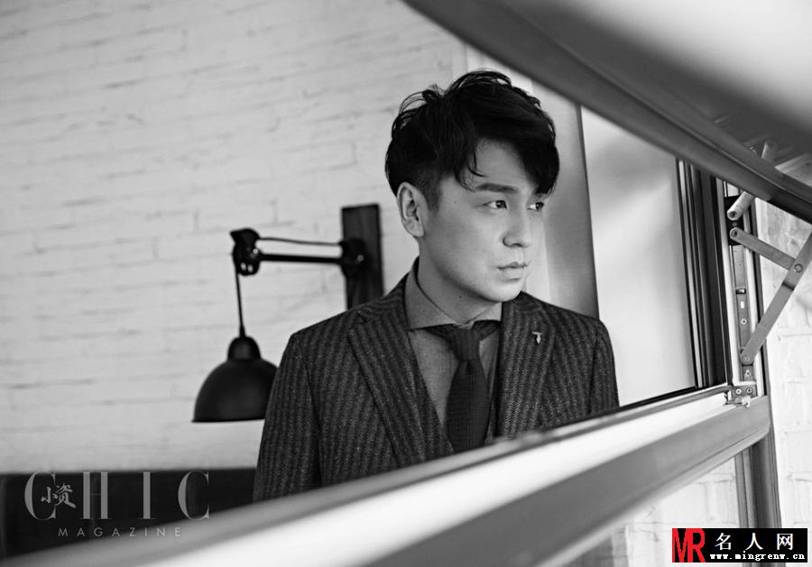 雷佳音登杂志封面 潮装出镜清爽干练(1)